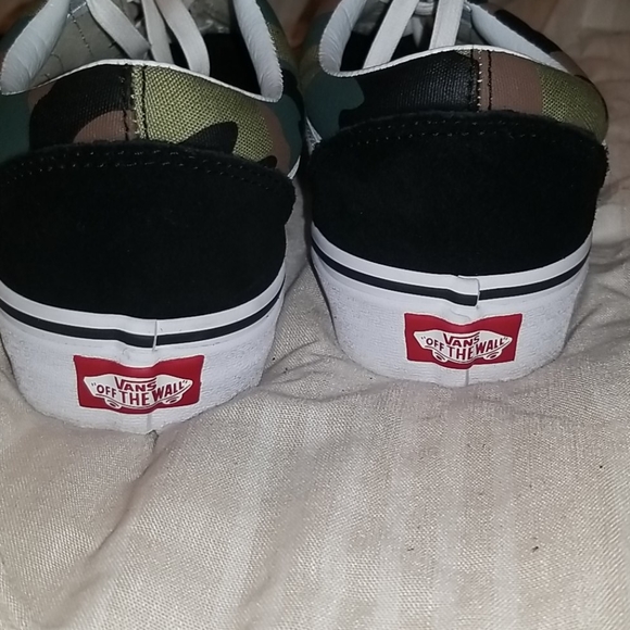 Van's - Picture 4 of 8